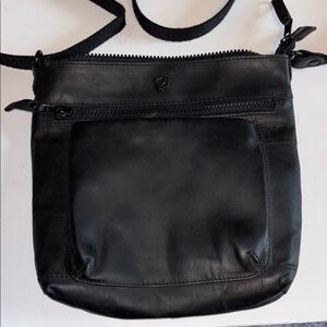 COCHOA BRAND BLACK LEATHER CROSSBODY 3 ZIP POCKETS OUTSIDE OF BAG PRELOVED